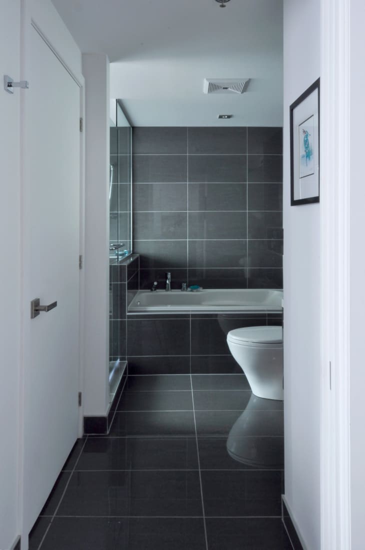 BuiltIn Versus Freestanding Bathtubs Pros and Cons Apartment Therapy